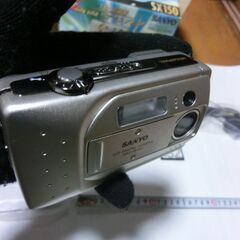 ③★貴重SANYOデジカメ１９９０年代の★箱入未使用品です（電源、画像取り込み、再生）確認済、（専用箱、本体、充電式単三の充電器⇒他でも使えます、AVケーブル、CFカード、説明書）★デジカメ本体傷も無く綺麗、★スマホの画像とは違う１９９０年代の画像が見られます★お手数をおかけしますプロフィール必読ですの画像