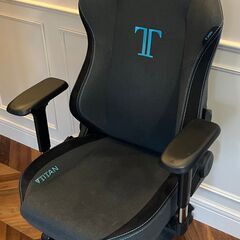 【引き取り限定】Secretlab TITAN 2020 ゲーミングチェア（ファブリック／ブラック×ブルー）の画像