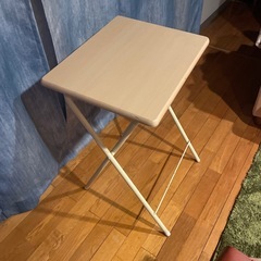折り畳みテーブルの画像