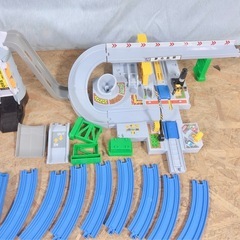 トーマス機関車＋トミカ基地★遊べるパーツ山盛り動作未確認ジャンク★トーマス＆トミの画像