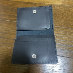 ブラックレザー二つ折り財布の画像