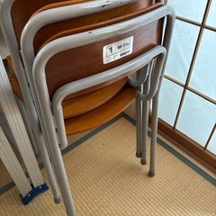 学校の机とイスの画像