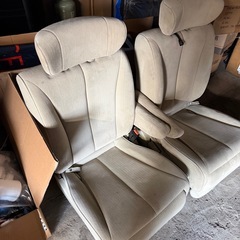 ニッサン　日産　エルグランド？　純正シート　２列目？の画像