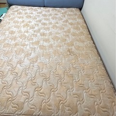 食卓テーブル　ダブルベット　食器棚　　全自動電気洗濯機　Hisense2ドア冷凍冷蔵庫の画像