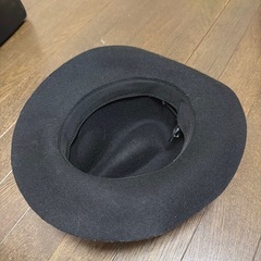 黒のウールフェルトハットの画像