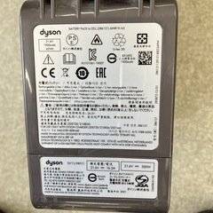 坂2602-107 Dyson SV11 スティッククリーナー 充電スタンド取り替えヘッド付き 動作確認済み 年式表記なし キズ汚れ有りの画像
