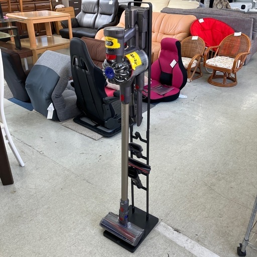 坂2602-107 Dyson SV11 スティッククリーナー 充電スタンド取り替えヘッド付き 動作確認済み 年式表記なし キズ汚れ有り