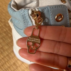 水色スニーカー　靴　ブランドの画像