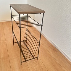 木目調サイドテーブルの画像