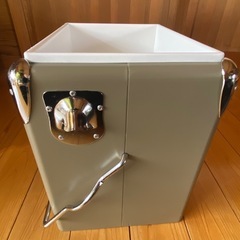 スチール製クーラーボックスの画像