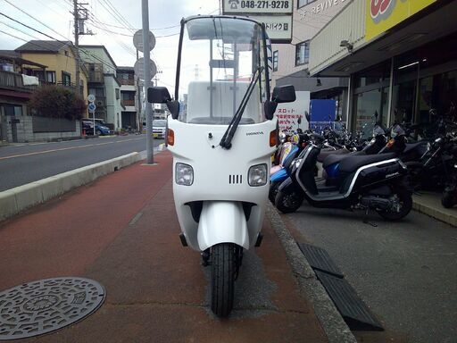 NO.5675　キャノピー ４サイクルエンジン　フューエルインジェクション車　三輪ビジネススクーター　屋根付き　ボックス付き　ホワイト　☆彡