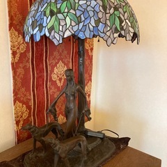 ステンドグラス　ティファニー　犬と女性の画像