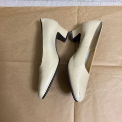 シンプル　ベージュのパンプスの画像