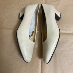 シンプル　ベージュのパンプスの画像