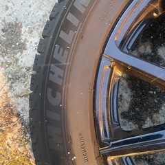 これはミシュランのスタッドレス
タイヤとホイールのセットです。の画像