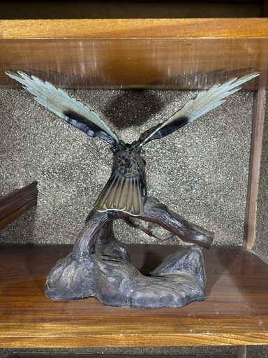 鷲の金属製彫刻