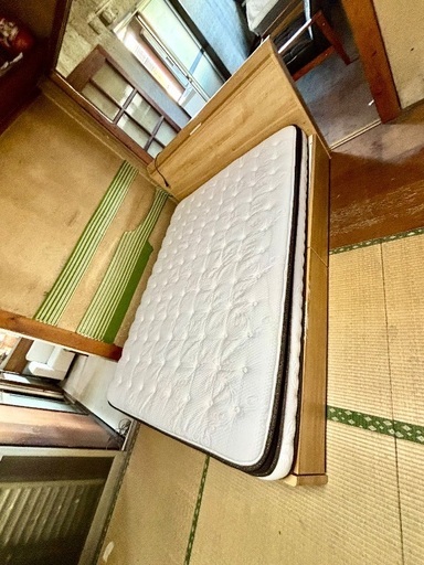コンセントと収納ボクス付き、中古のダブルベッドになります、