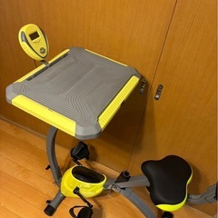 デスク付きエアロバイクの画像