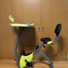 デスク付きエアロバイクの画像