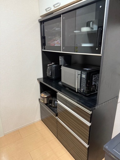 シック食器棚