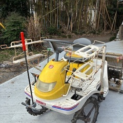 イセキ田植え機4条植えの画像
