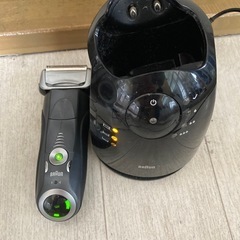 ブラウンSeries7 電気シェーバー 洗浄充電器付きの画像