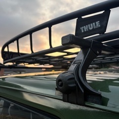 THULE ルーフキャリア ブラック スチールの画像