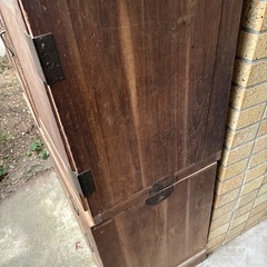 古く味のある木製の引き出し3段　チェスト　桐箪笥　タンス　古家具　古民家の画像