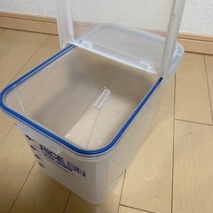 2/8までの限定　5kg米びつと計量カップの画像