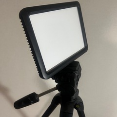 LPL LEDライトVL-D1250XPとKenko三脚付きの画像