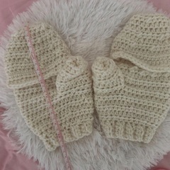 クリーム色の編み物ミトンの画像