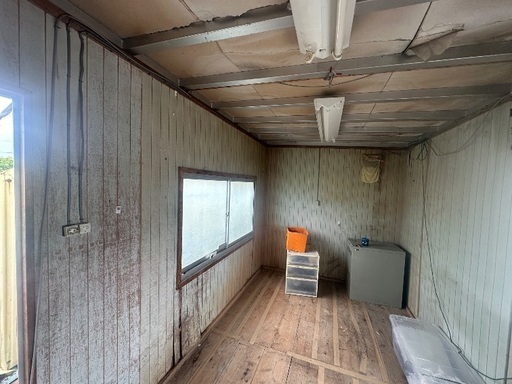 プレハブ小屋