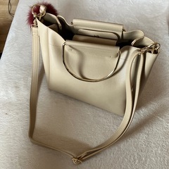 ⭕️使用数回★ファーのチャーム付ショルダーバッグの画像