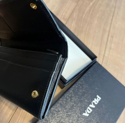プラダ　長財布　