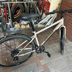 700C 外装6段変速　LEDオートライト　フェンダー付き　ベージュ色の画像