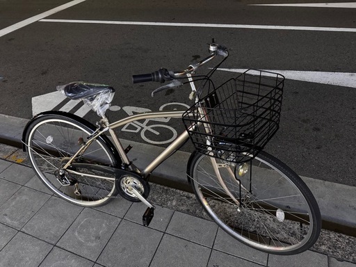ロードバイクのようなフレームのシティーサイクル。18段変速付き。タイヤ、チェーンなどあちこち新品に交換してるので、買って以降すぐに修理