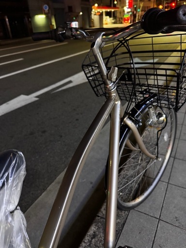 ロードバイクのようなフレームのシティーサイクル。18段変速付き。タイヤ、チェーンなどあちこち新品に交換してるので、買って以降すぐに修理