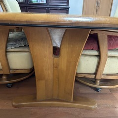 【2月中旬で破棄】ダイニングテーブルとキャスター付き椅子の画像