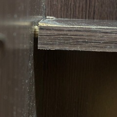 漫画本、文庫本、木製本棚の画像