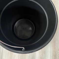 新品同様　ゴミ箱　ダストボックス　ペダル式　
シルバー　ケユカ　の画像