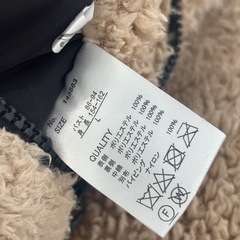 ベージュ フリースジャケット フード付きの画像