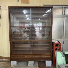 大型食器棚の画像