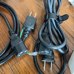 電子機器用ケーブルと電源アダプターの画像