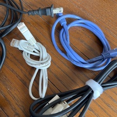 電子機器用ケーブルと電源アダプターの画像