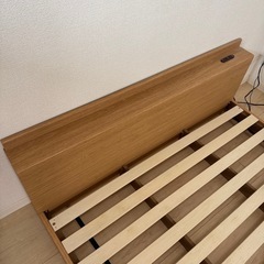 クイーンサイズ　ベッドフレームの画像