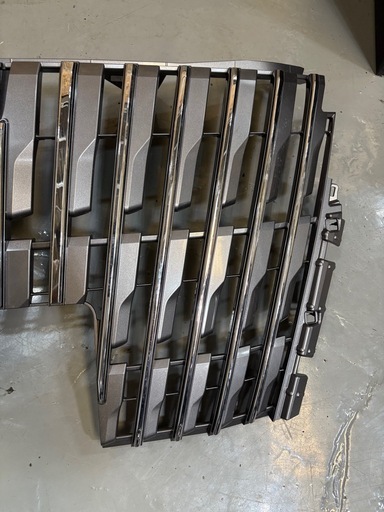 トヨタエスクァイア 純正 ラジエターグリルエンブレム ZRR85 ZWR80