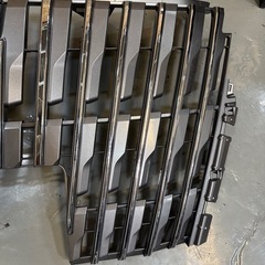 トヨタエスクァイア 純正 ラジエターグリルエンブレム ZRR85 ZWR80の画像