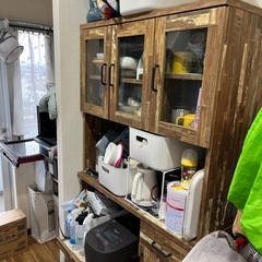 ウッド調食器棚の画像