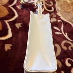 ショルダーバック白の画像