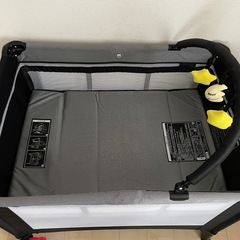 美品！カトージ　プレイヤード　ベビーベッド　布団付きの画像